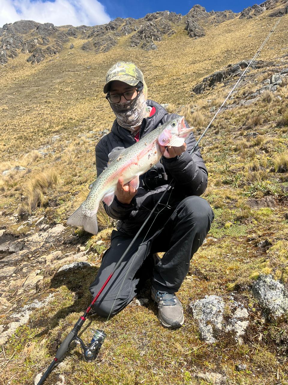 Pescador Native Trout con trucha en Perú